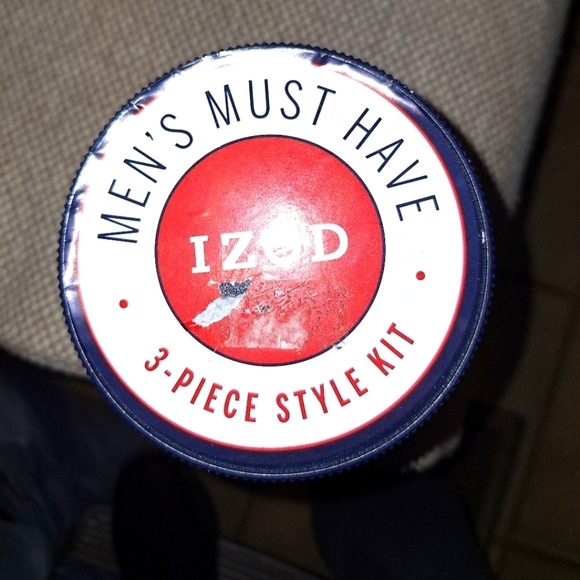 An Izod 3 piece men must have style set with a bowtie, shoestrings, handkerchief - Picture 2 of 7